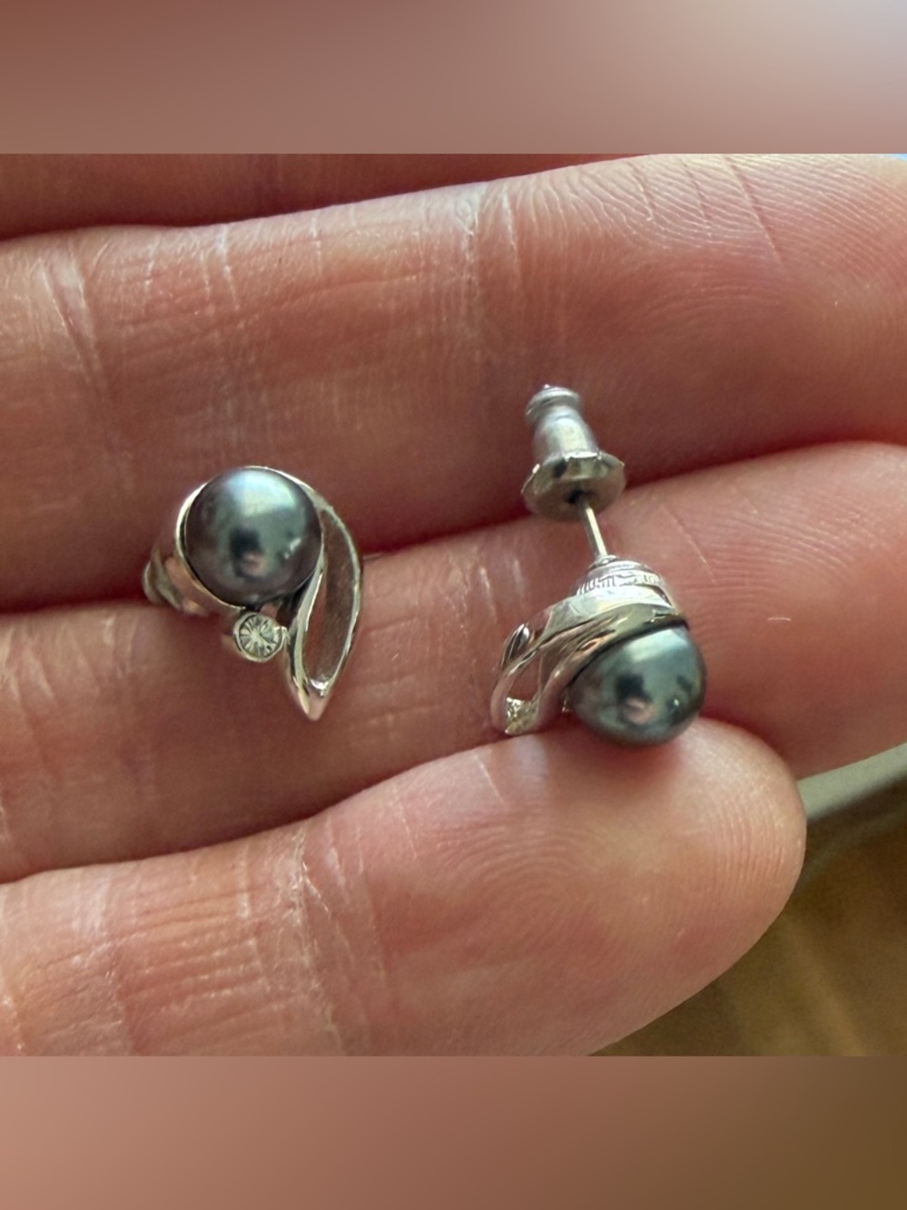 🌹 Silver-Tone Tahitian-Style Pearl Stud Earrings with Crystal Accent #0150